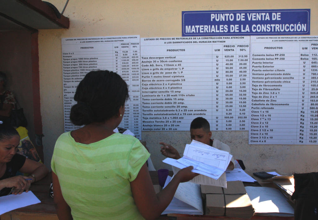 En los puntos de venta se agiliza la entrega de materiales a los damnificados. Foto: René Pérez Massola