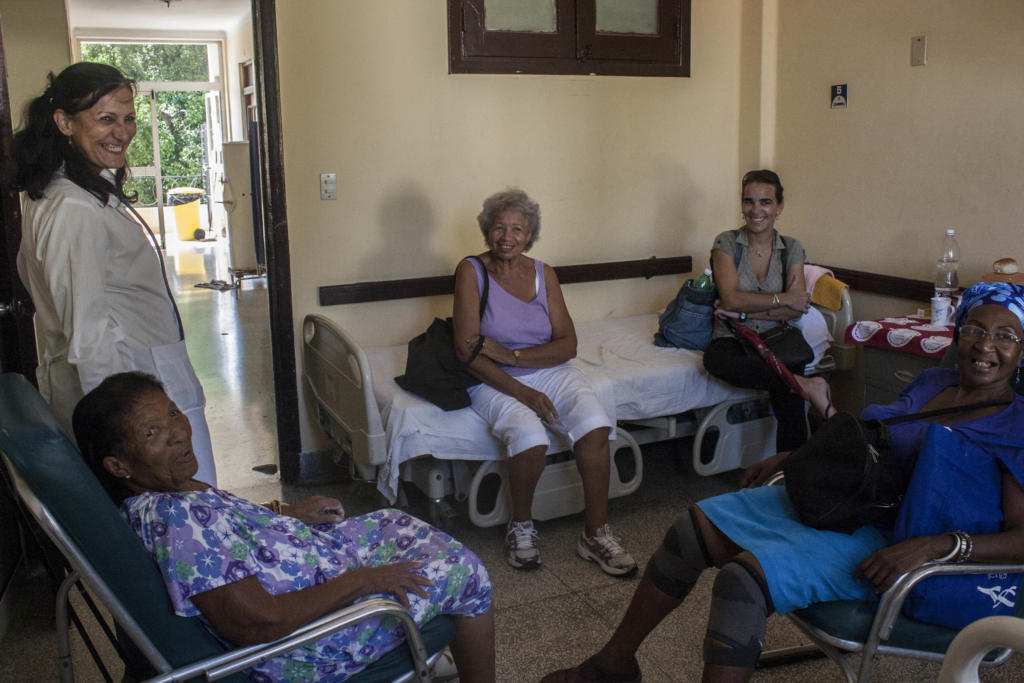 Para Silvia Martínez, su madre y amigos, llegar a la tercera edad significa amar y mantenerse activo: “El corazón no envejece”. | foto: René Pérez Massola