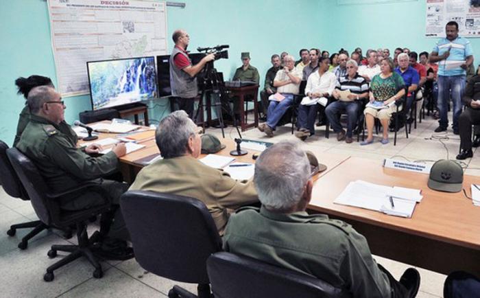 raul-castro-en-santiago-de-cuba-huracan-mathew