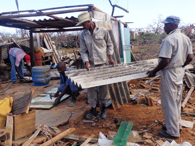 Brigada de constructores en plena faena. Foto Rodny Alcolea