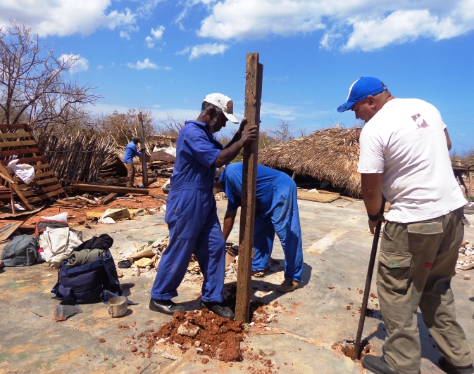 Brigada de vanguardistas de la construcción.  Foto: Rodney Alcolea