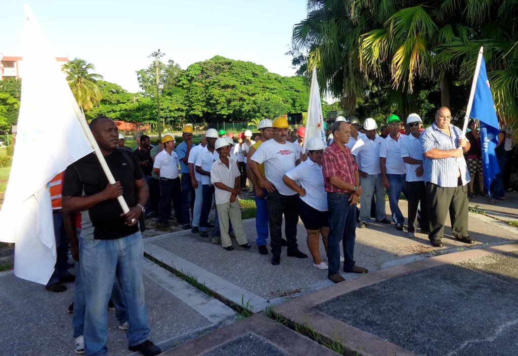Abanderamiento de brigadas del sector de la construcción, que participarán en la reanimación de inmuebles y arterias de la ciudad de Pinar del Río. Fotos: Del autor