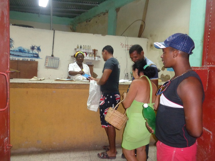 La venta de la canasta básica se realiza hasta bien avanzada la noche y en el resto de los comercios se potencia el expendio de productos de primera necesidad. Foto: Betty Beatón