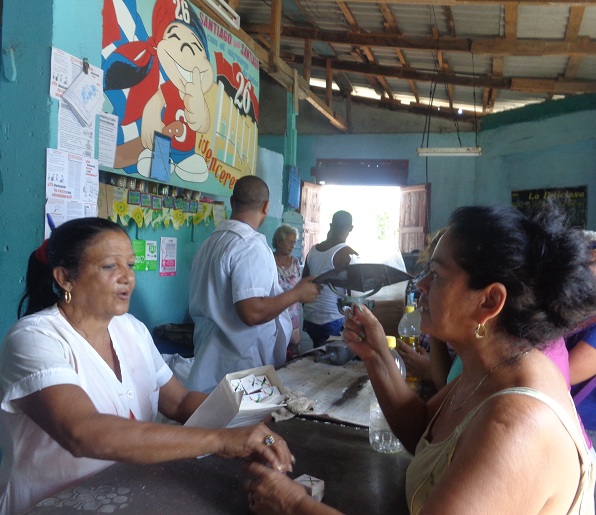 Se acelera la venta de fósforos, velas, artículos de aseo, y otras mercancías