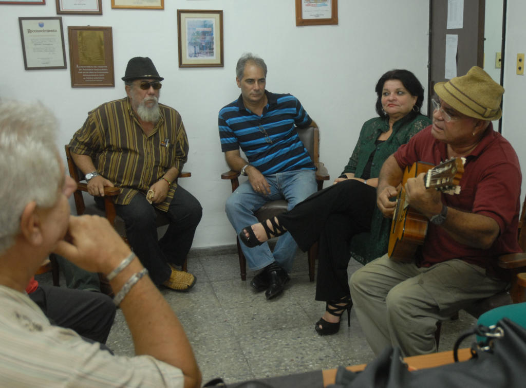 De izquierda a derecha, Agustín Antonio Villafaña; Alberto Núñez, director de Trabajadores; Nereyda López, secretaria general del SNTC; y Pedro Romero, en un momento de su actuación. Foto: Agustín Borrego Torres.