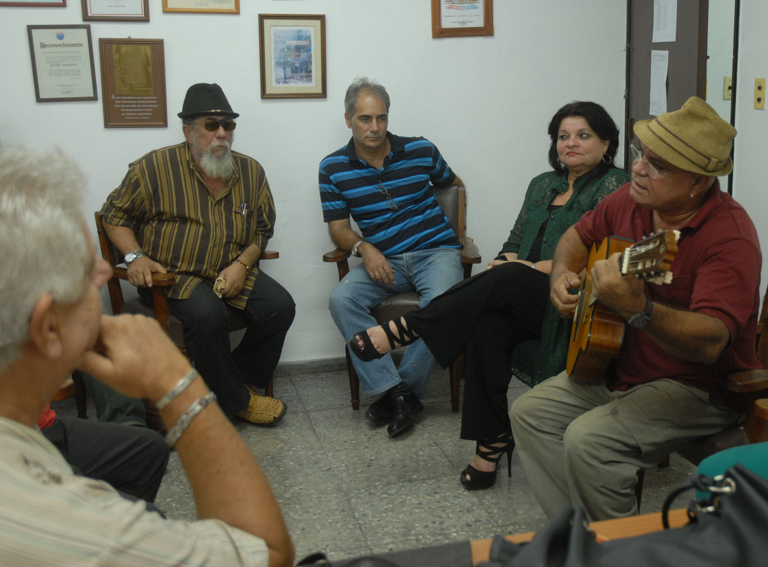 De izquierda a derecha, Agustín Antonio Villafaña; Alberto Núñez, director de Trabajadores; Nereyda López, secretaria general del SNTC; y Pedro Romero, en un momento de su actuación. Foto: Agustín Borrego Torres.