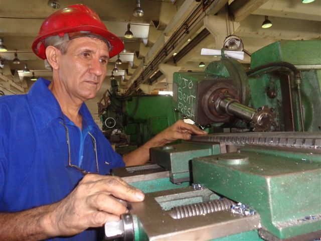 Artiles frente a la marmita, pieza de mayor volumen fundida en Cuba, a esta le falta otra parte donde se sustenta.