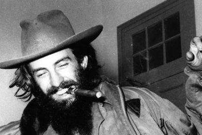 De un barbudo, su sonrisa