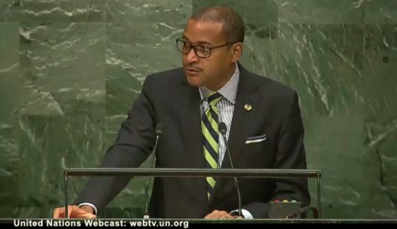 Embajador de Jamaica en Washington habla en nombre de la Comunicad del Caribe (CARICOM). Foto: Tomada de la TV cubana