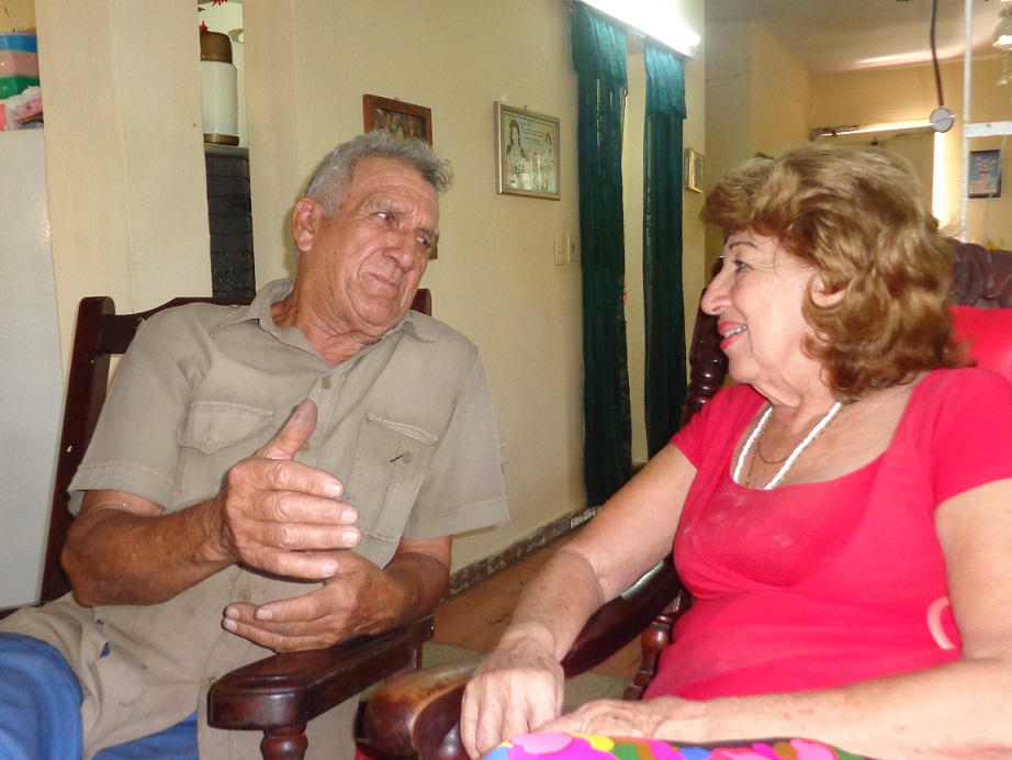 Alberto junto a su esposa Antonia mientras habla de la necesidad de poner coto al bloqueo. Foto: Lianet Suárez 