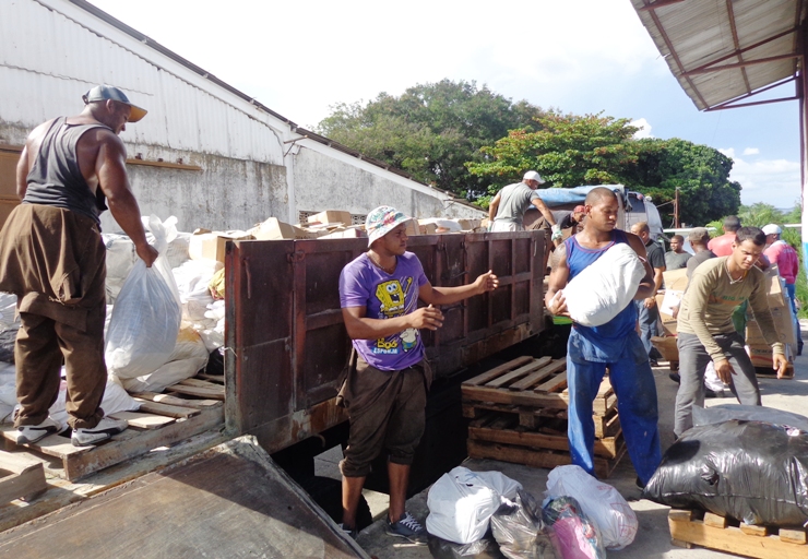 En los almacenes se descarga la ayuda llegada desde todo el país. Foto: Rodny Alcolea