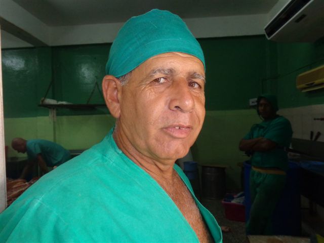 Eduardo asegura que el bloqueo afecta la calidad y la productividad de su labor. Foto: Lourdes Rey