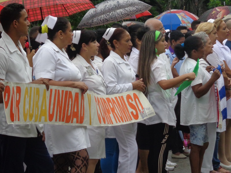 Los profesionales de la salud, en Bayamo, patentizaron el apoyo al sistema social cubano. Foto: Lianet Suárez Sánchez 