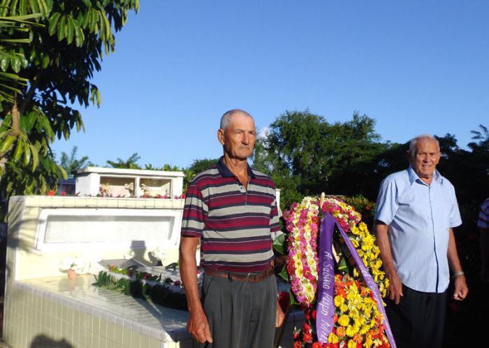Campesinos from Camalote laid a floral wreath in honor of Sabino Pupo Milián on the 68th anniversary of his assassination. Photo: Miguel Febles Hernández