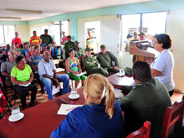 El General de Ejército participó en la información ofrecida por Lina Pedraza Rodríguez, ministra de Finanzas y Precios, a los presidentes de los consejos populares relacionada con la implementación de la decisión del Gobierno Revolucionario para la venta de materiales de la construcción a los damnificados. Foto: Estudios Revolución