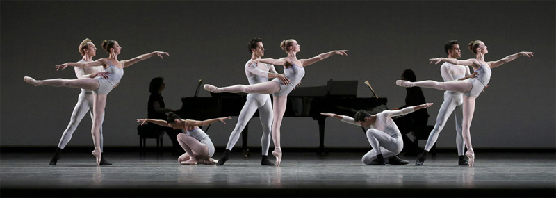 El coreógrafo y bailarín estadounidense Justin Peck, de la órbita del New York City Ballet, viene al frente de un grupo de figuras de la danza de ese país: Dance Americana. Bailarán por primera vez en Cuba varias creaciones del propio Peck: Furiant, In Creases (en la imagen), Year of our lord y Rodeo: four dance episodes… Sábado 29 y domingo 30, 5:00 p.m., sala Covarrubias del Teatro Nacional. Foto: Sitio oficial de Justin Peck