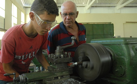 Base material de estudio obsoleta y falta de reactivos de instrumentos y equipos son de las consecuencias más negativas que provoca el bloqueo a la Enseñanza Técnica y Profesional. Foto: Agustín Borrego