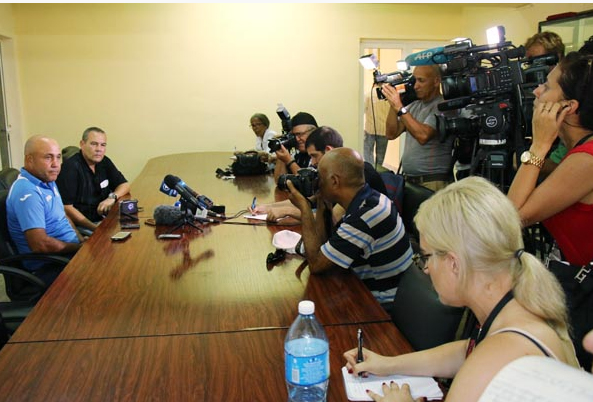 Conferencia de prensa del director técnico de la selección cubana, Idalberto Mederos. Foto: Armando Hernández