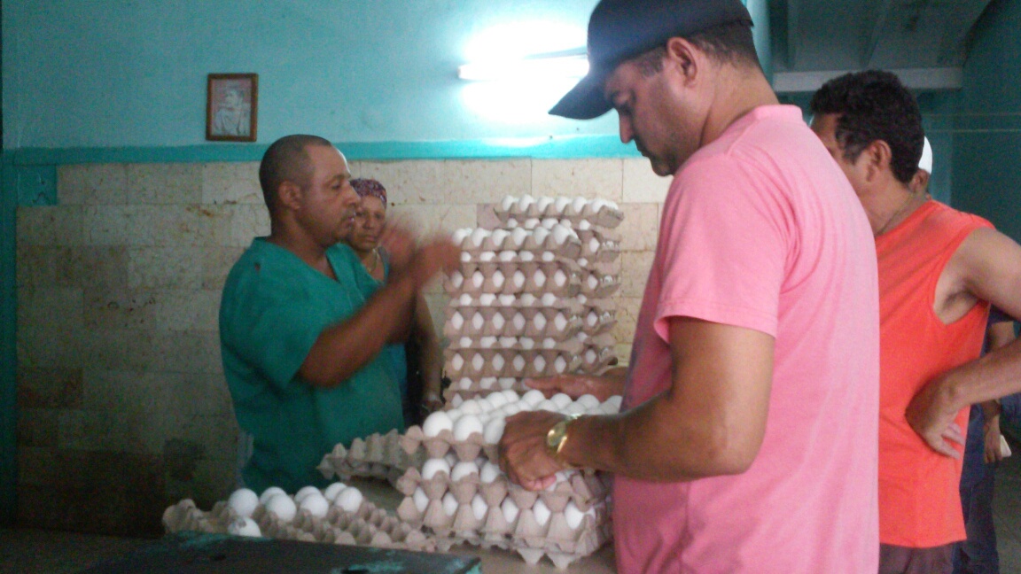 La población granmense adquiere en los mercados los suministros necesarios. Foto: Lianet Suárez Sánchez