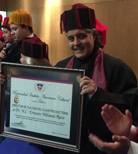 Momento en que el artista recibió el título Honoris Causa de a la Universidad Instituto Americano Cultural. Foto: Cortesía del artista