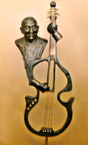 Escultura en bronce de Juan Formell (210x30x30 cm). Foto: Heriberto González 