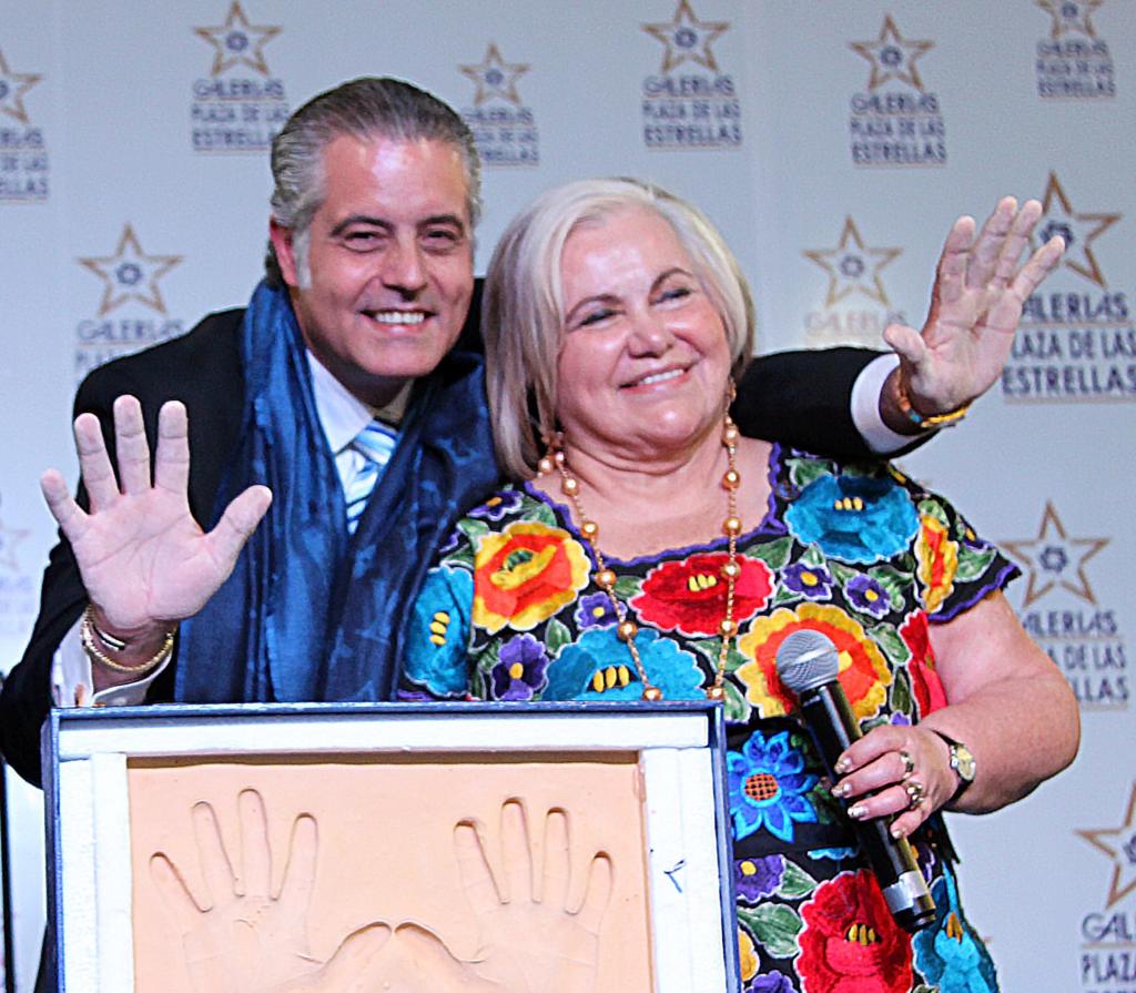 Durante la ceremonia efectuada en la Galería Plaza de las Estrellas, en el Distrito Federal, donde dejó sus huellas. En la foto, junto a Rosalía Buaún Sánchez, presidenta de la Asociación Nacional de Locutores. Foto: cortesía del artista