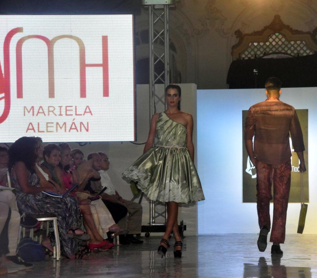 Mariela Alemán sorprendió con sus piezas (tejidos entintados) concebidas para hombres y mujeres bajo el título de Texturas. Foto: Daylenis Rodríguez Moreno