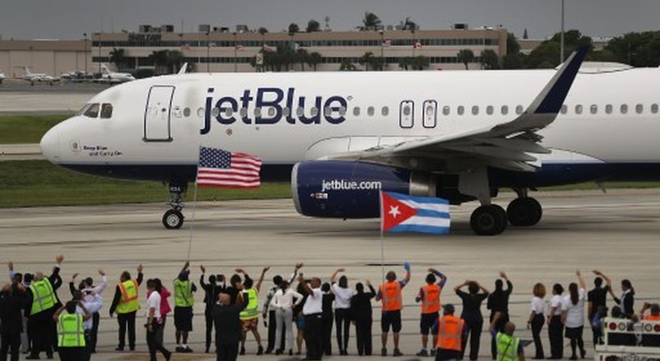 El primer vuelo regular entre Estados Unidos y Cuba luego de más de medio siglo aterrizó el miércoles 31 de agosto del 2016 en el aeropuerto de Santa Clara.