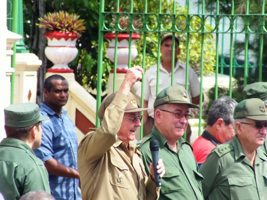 “Ustedes han aprovechado las experiencias del huracán Sandy y las otras provincias están aprendiendo también de estas y de las que vienen ahora. Hay que prepararse y es lo que se está haciendo”, dijo Raúl. Foto: Jorge Luis Guibert/ Sierra Maestra