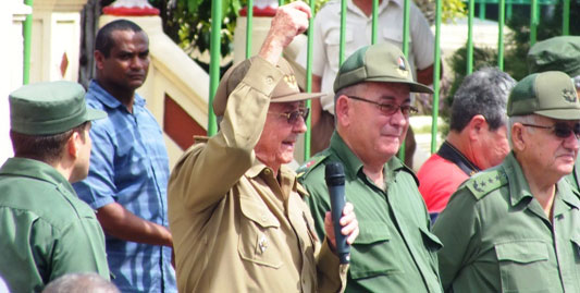 “Ustedes han aprovechado las experiencias del huracán Sandy y las otras provincias están aprendiendo también de estas y de las que vienen ahora. Hay que prepararse y es lo que se está haciendo”, dijo Raúl. Foto: Jorge Luis Guibert/ Sierra Maestra