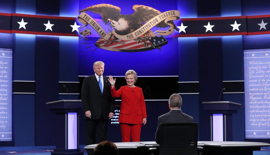 MCX318. HEMPSTEAD (NY, EE.UU.), 26/09/2016.- La candidata Demócrata a la presidencia de los Estados Unidos Hillary Clinton (c) saluda junto al candidato republicano Donald Trump (i) en el primer debate hoy, lunes 26 de septiembre de 2016, en la Universidad Hosfra de Hempstead, Nueva York (EE.UU.). EFE/JUSTIN LANE