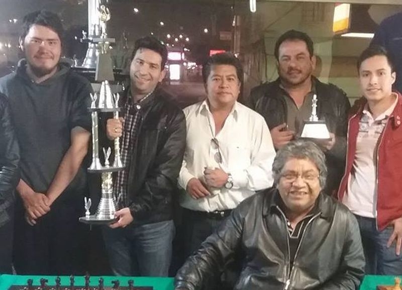 Yuniesky Quesada (sosteniendo copa) continúa con buenos resultados y ganó esta semana una lid de partidas rápidas en Ciudad México. Tomada de su perfil de Facebook