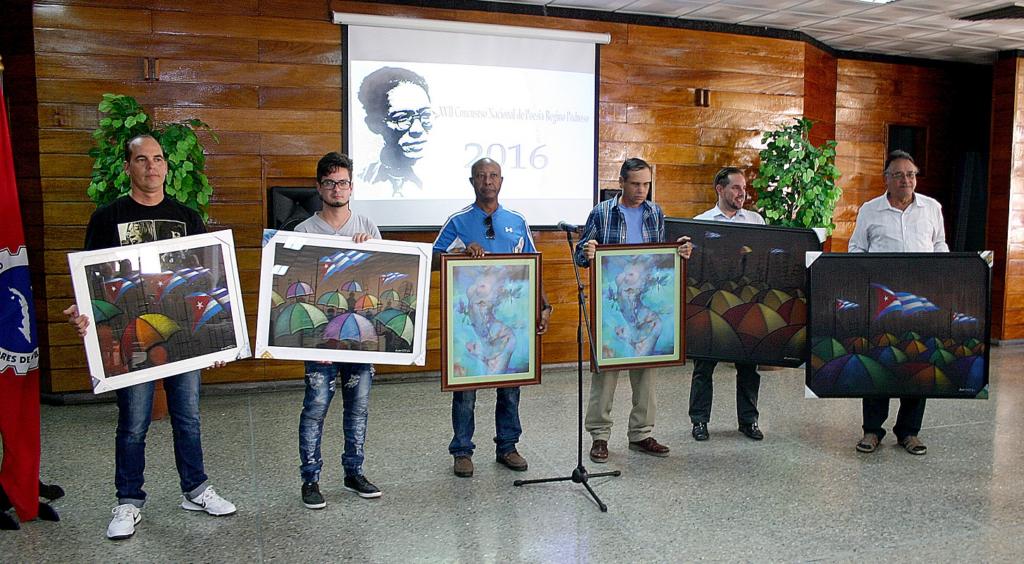 Los premiados, luego de recibir sus lauros, muestran las obras de Erik Varela, otorgadas como premios. De izquierda a derecha, Youre Merino, Alejandro Rama, Eliseo Abreu, Luis de la Cruz Pérez, Moisés Mayán y Luis Carlos Suárez. Foto: César A. Rodríguez Rodríguez