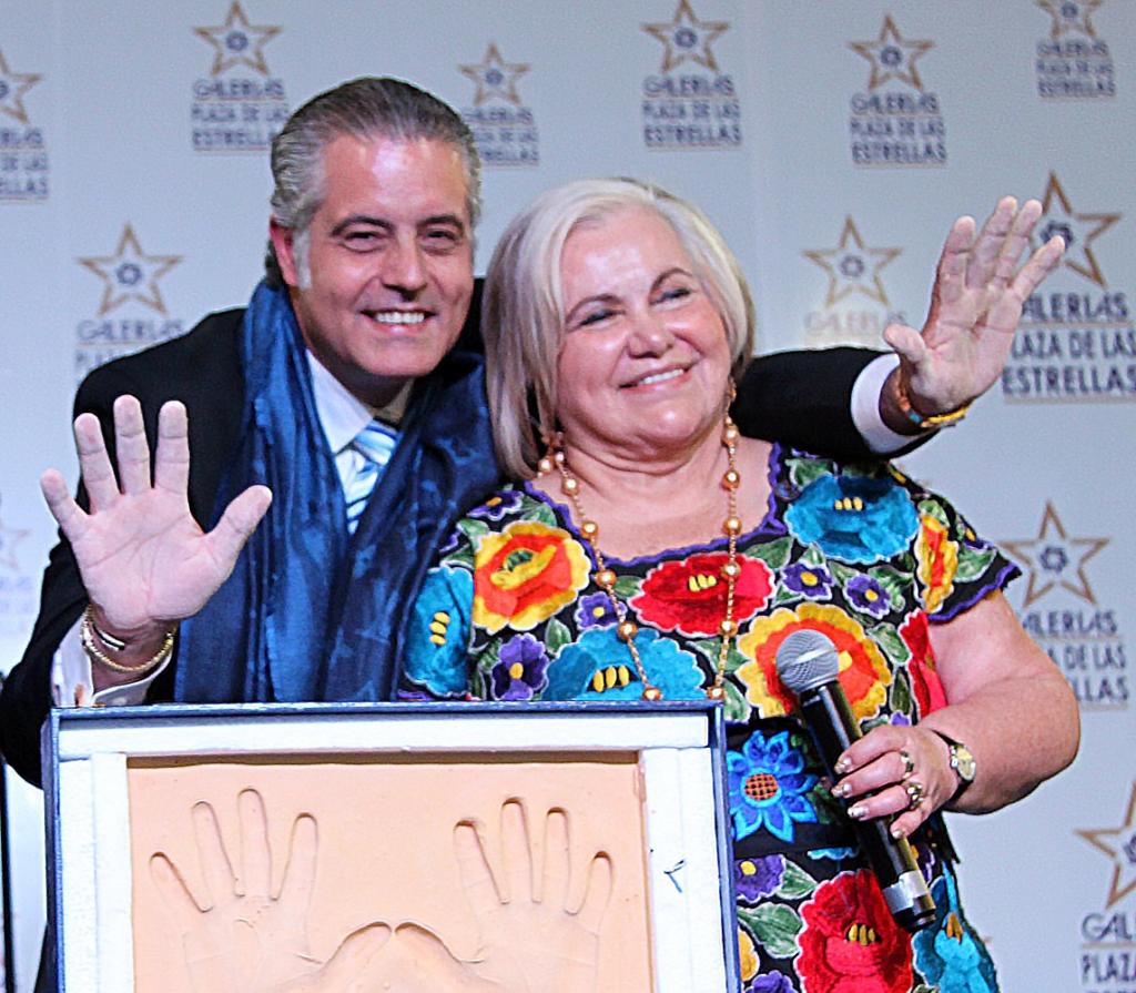 Durante la ceremonia efectuada en la Galería Plaza de las Estrellas, en el Distrito Federal, donde dejó sus huellas. En la foto, junto a Rosalía Buaún Sánchez, presidenta de la Asociación Nacional de Locutores. Foto: Cortesía del artista.