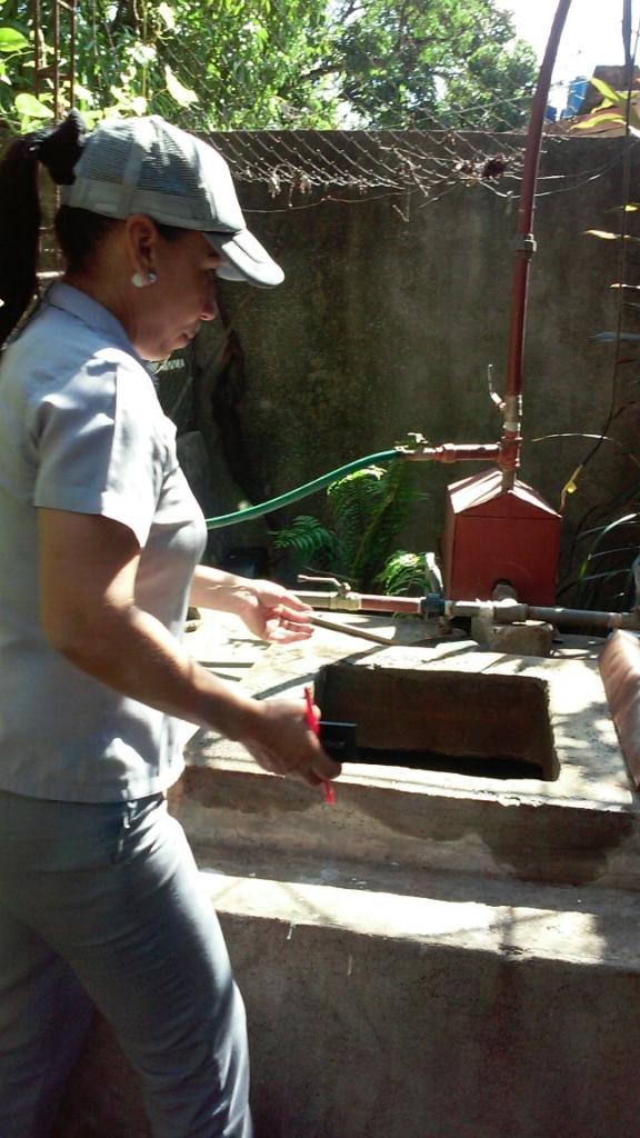 Eloisa, mientras realiza la inspección en una vivienda. Foto: Lianet Suárez Sánchez