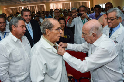 Otorgan título honorífico a destacado médico cubano