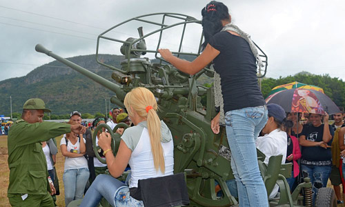 La comunidad universitaria activada como parte del Ejercicio Estratégico Bastión 2016, en la Isla de la Juventud, Cuba, el 16 de noviembre de 2016. ACN FOTO/ Roberto DÍAZ MARTORELL/ rrcc