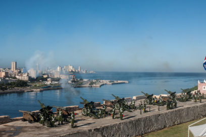 Salvas de artillería en honor a Fidel