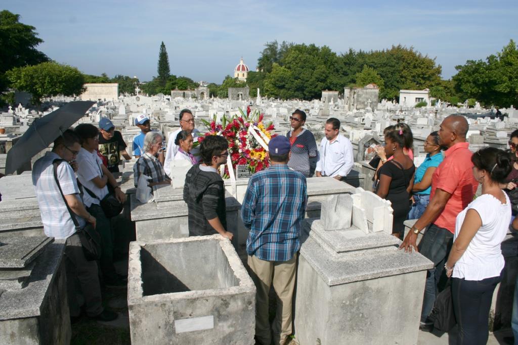 Una de las tradiciones del Concurso, desde su fundación, es la peregrinación a la necrópolis de Colón, donde fueron depositadas flores en el panteón de Regino Pedroso y de su esposa Petra Ballagas, quien hasta su fallecimiento fue entusiasta colaboradora del evento. En el homenaje, conducido por el laureado bardo y colega Pedro Péglez González, asistieron, entre otros, Marisol Ferrer, jefa del Departamento de Divulgación y Propaganda de la CTC; Alberto Núñez, director de Trabajadores; Juanita, hija de Regino y Petra, además de representantes del Consejo Nacional de Casas de Cultura y los premiados. Foto: César A. Rodríguez Rodríguez