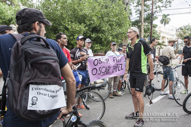 Ramón Frontera Nieves, activista boricua habla sobre Oscar López a los participantes de la bici caravana minutos antes de comenzar el recorrido. Foto. Reno Massola