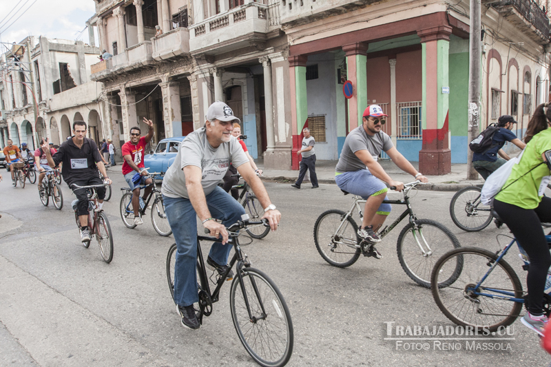 Rene González, Héroe de la República de Cuba junto a los participantes de la caravana. Foto: Reno Massola