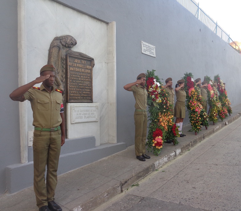 Ofrendas florales en honor a los caídos en la acción: Otto Parellada, Pepito Tey y Tony Alomá. Fotos: De la autora