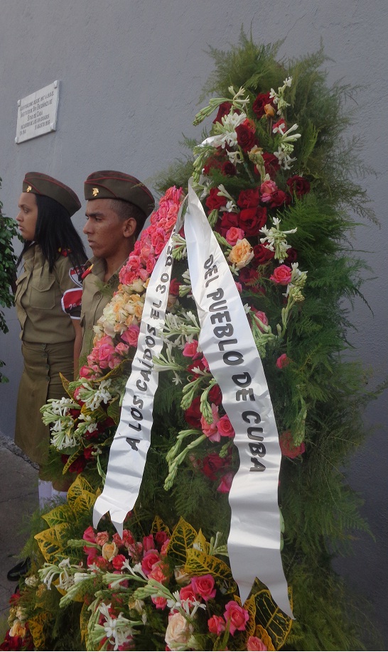 Combatientes del 30 de Noviembre y el pueblo de la ciudad de Santiago de Cuba asistieron a la conmemoración. 