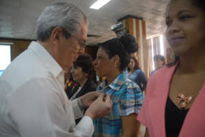 De manos de la presidencia fueron entregadas la Distinción Enrique Hart Dávalos y el Sello Conmemorativo Aniversario 75 de la CTC. Foto: Agustín Borrego Torres