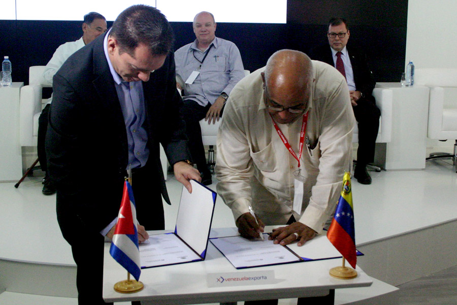 Rubricaron el acuerdo Orlando Hernández, presidente de la Cámara de Comercio de Cuba, y Orlando Camacho, presidente de la Federación de Cámaras y Asociaciones de Artesanos, Micro, Pequeñas y Medianas Industrias y Empresas de Venezuela. Foto: César A. Rodríguez
