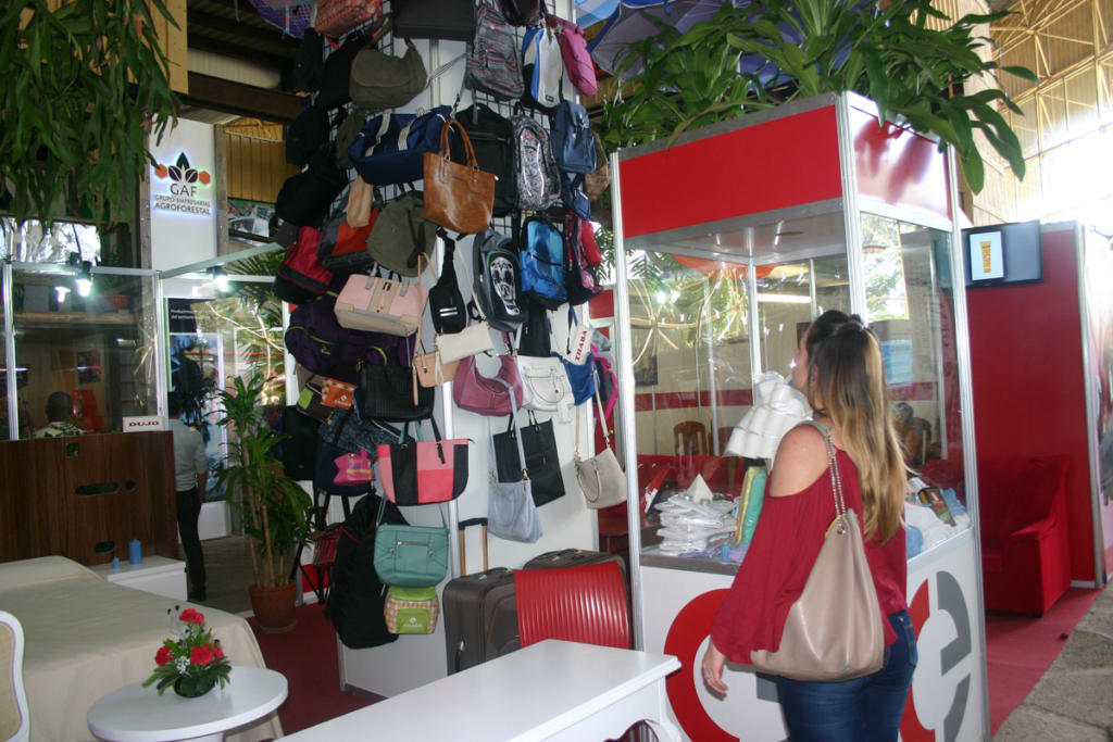La Industria Ligera busca proveedores de materias primas a precios asequibles para continuar diversificando sus ofertas. Foto: César A. Rodríguez