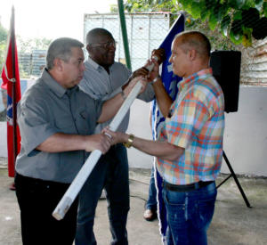 Salvador Valdés Mesa Miembro del PCC, junto a Ulises Guilarte de Nacimiento Secretario General de la CTC Nacional hacen entrega de la Bandera “Proeza Laboral” a un representante del colectivo. Foto: César A. Rodríguez 