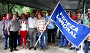 El colectivo de trabajadores galardonados con su Bandera “Proeza Laboral” con ellos la presencia de Salvador Valdés Mesa y Ulises Guilarte de Nacimiento. Foto: César A. Rodríguez 