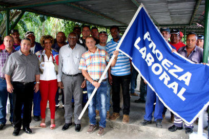 Bandera de Proeza Laboral para trabajadores del petróleo