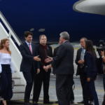 A su llegada a la isla, Justin Trudeau fue recibido por Miguel Díaz-Canel Bermúdez, primer vicepresidente de los Consejos de Estado y de Ministros, y la vicecanciller Ana Teresita González Fraga, en el Aeropuerto Internacional José Martí. Foto: Joaquín Hernández Mena